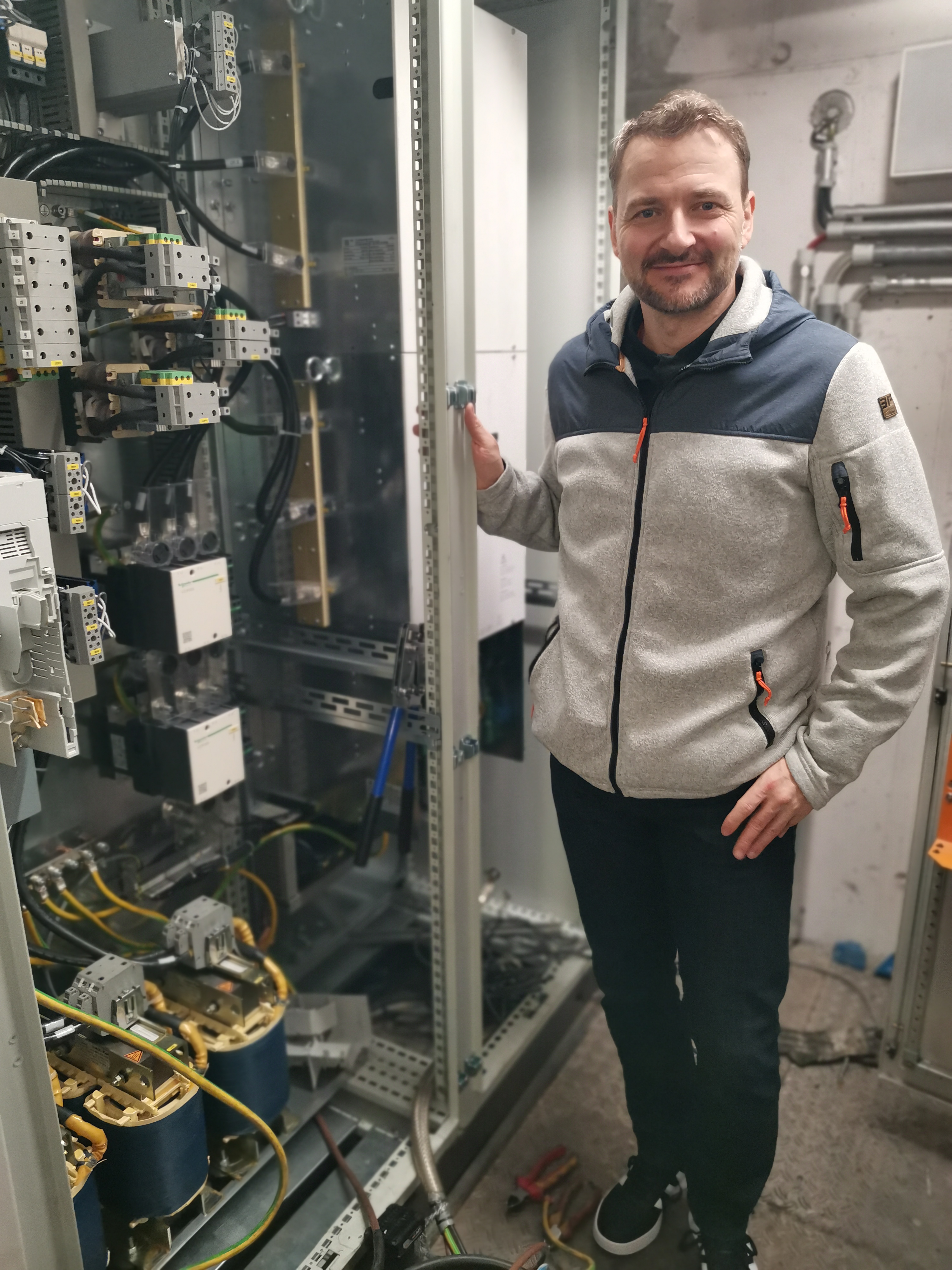 Martin Reichl bei der Arbeit an Aufzugstechnik und KI-Systemen